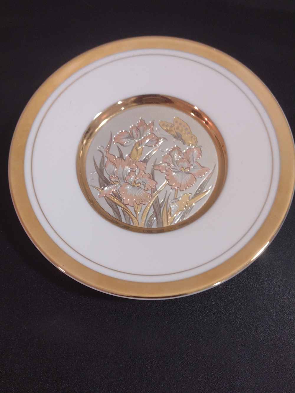 Gold-Trim Floral Accent Plate - White and Gold